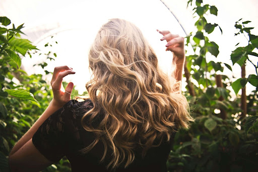 How to Manage Frizzy Hair With Natural Products